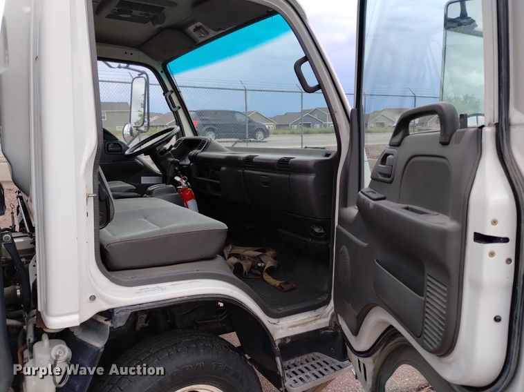 image for item DQ6165 2002 Isuzu  NPR HD flatbed truck