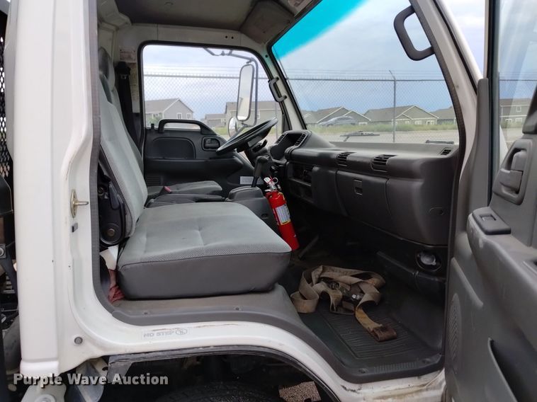 image for item DQ6165 2002 Isuzu  NPR HD flatbed truck