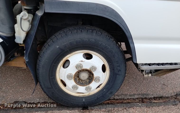 image for item DQ6165 2002 Isuzu  NPR HD flatbed truck