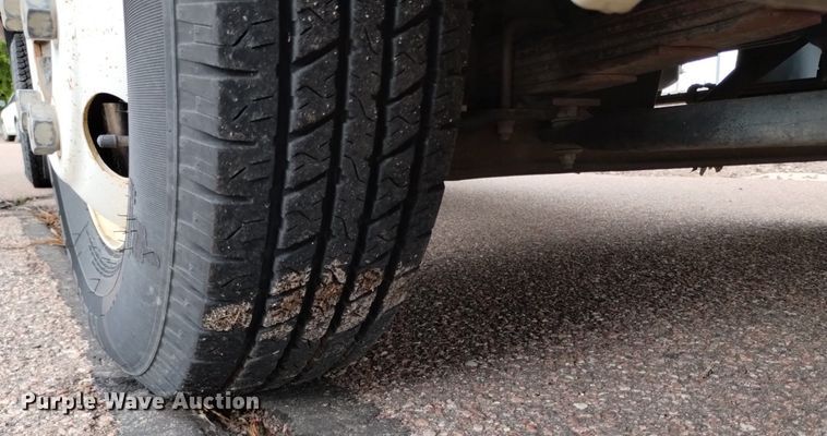 image for item DQ6165 2002 Isuzu  NPR HD flatbed truck