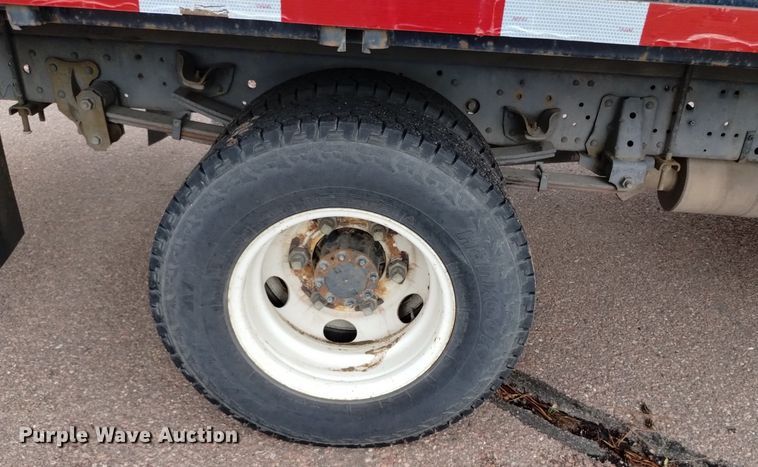 image for item DQ6165 2002 Isuzu  NPR HD flatbed truck