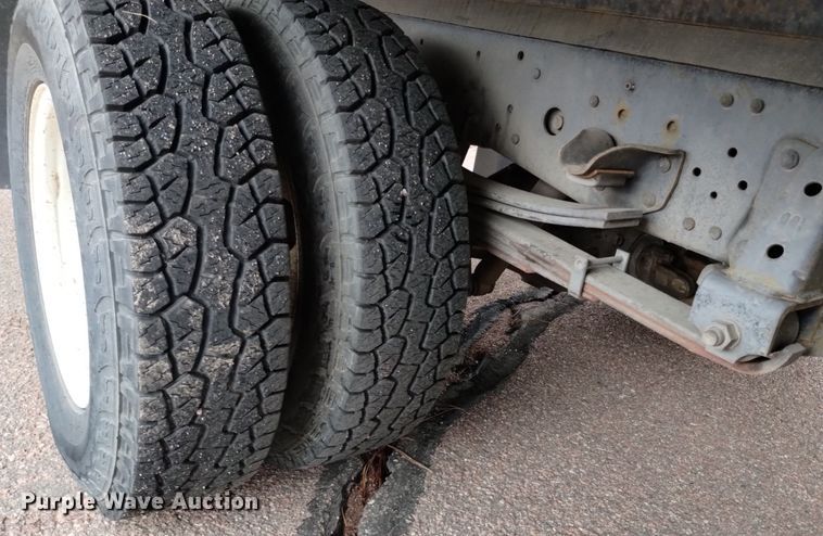 image for item DQ6165 2002 Isuzu  NPR HD flatbed truck