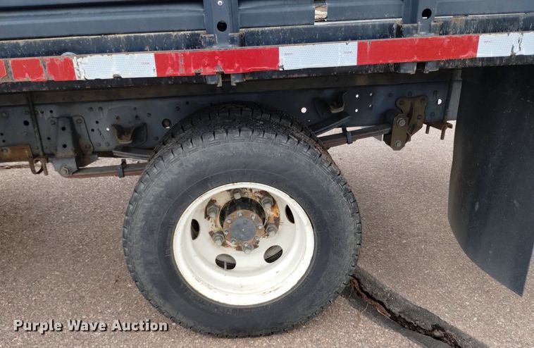 image for item DQ6165 2002 Isuzu  NPR HD flatbed truck