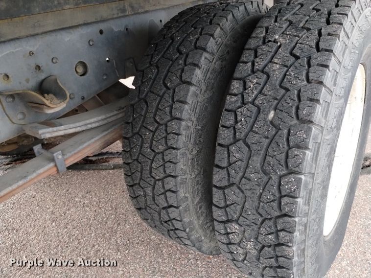 image for item DQ6165 2002 Isuzu  NPR HD flatbed truck