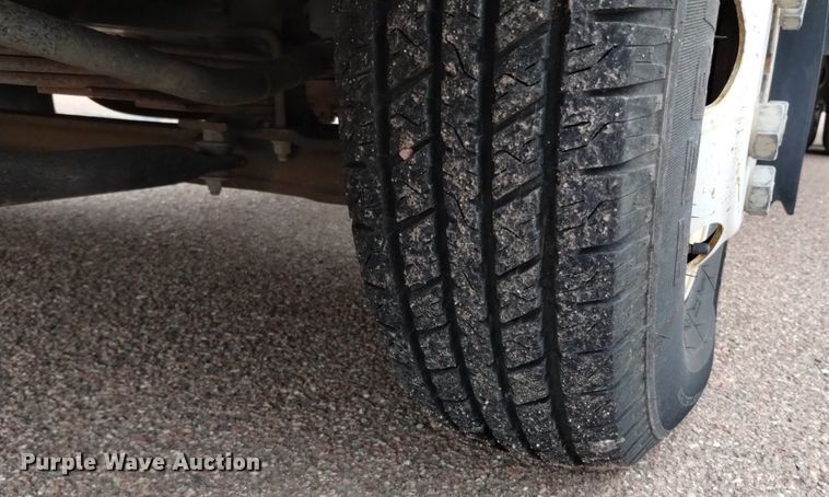 image for item DQ6165 2002 Isuzu  NPR HD flatbed truck