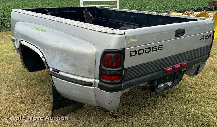 image for item DQ6854 1999 Dodge Ram 3500 8' pickup bed