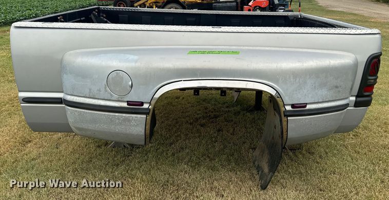 image for item DQ6854 1999 Dodge Ram 3500 8' pickup bed