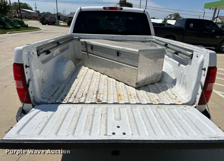 image for item DS4212 2008 Chevrolet  Silverado 2500HD Ext. Cab pickup truck