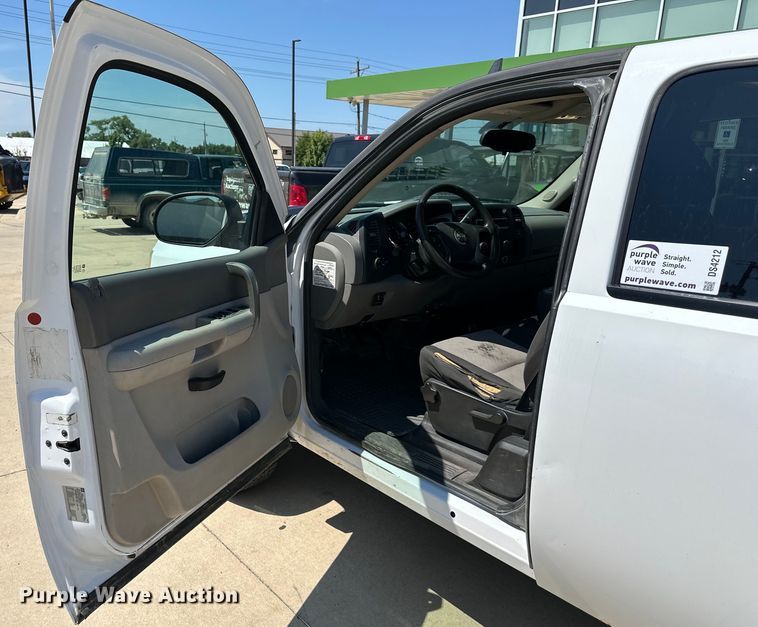 image for item DS4212 2008 Chevrolet  Silverado 2500HD Ext. Cab pickup truck