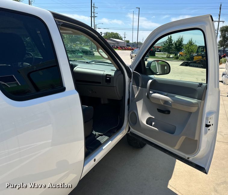 image for item DS4212 2008 Chevrolet  Silverado 2500HD Ext. Cab pickup truck