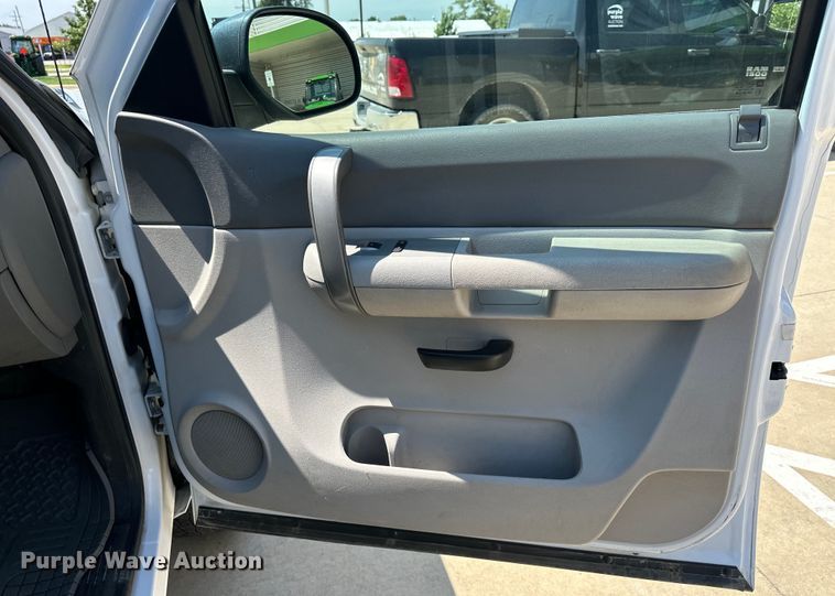 image for item DS4212 2008 Chevrolet  Silverado 2500HD Ext. Cab pickup truck