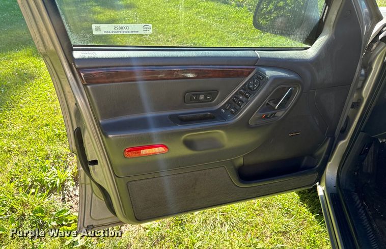 image for item DX0825 2000 Jeep Grand Cherokee SUV