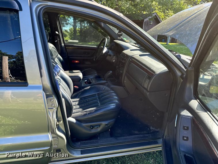 image for item DX0825 2000 Jeep Grand Cherokee SUV