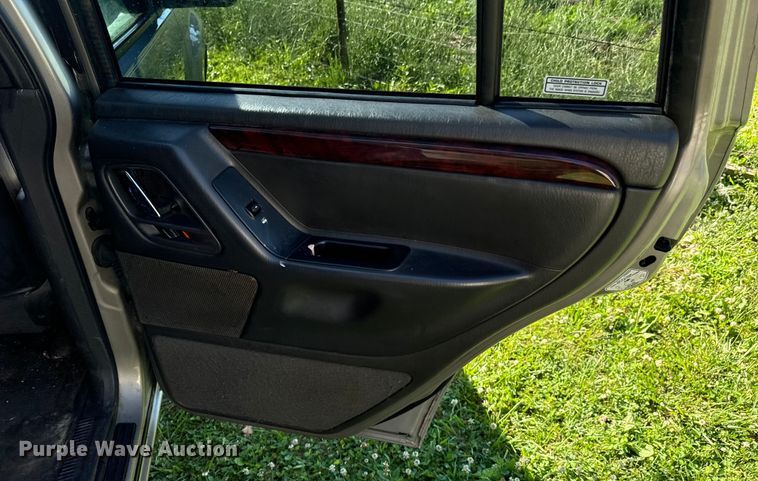 image for item DX0825 2000 Jeep Grand Cherokee SUV