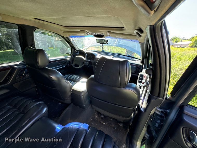 image for item DX0825 2000 Jeep Grand Cherokee SUV