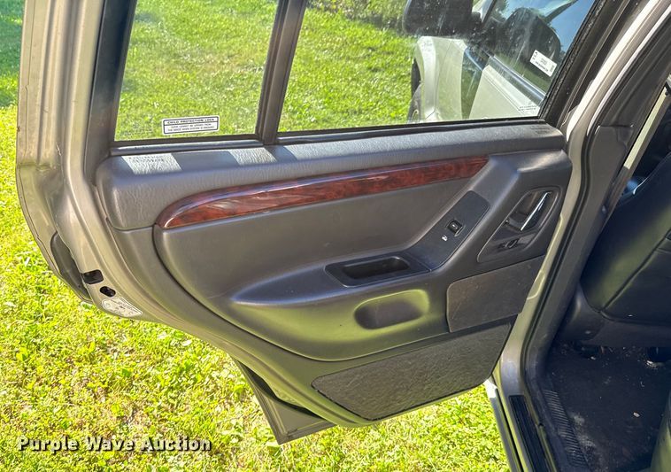 image for item DX0825 2000 Jeep Grand Cherokee SUV