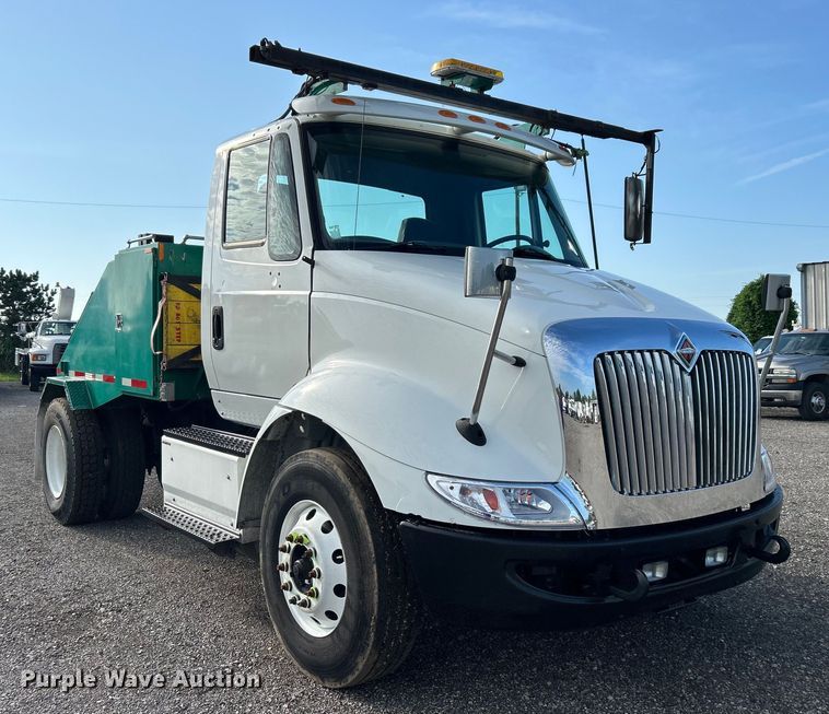 image for item EG0773 2016 International  8600 toter truck