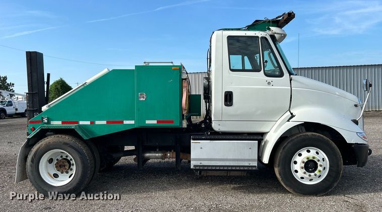image for item EG0773 2016 International  8600 toter truck