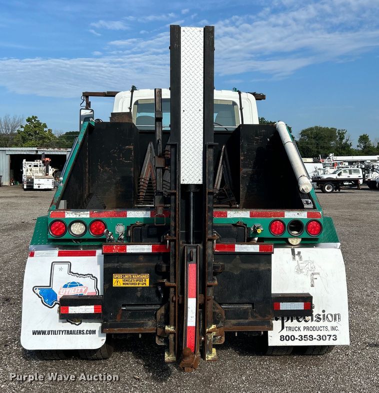 image for item EG0773 2016 International  8600 toter truck