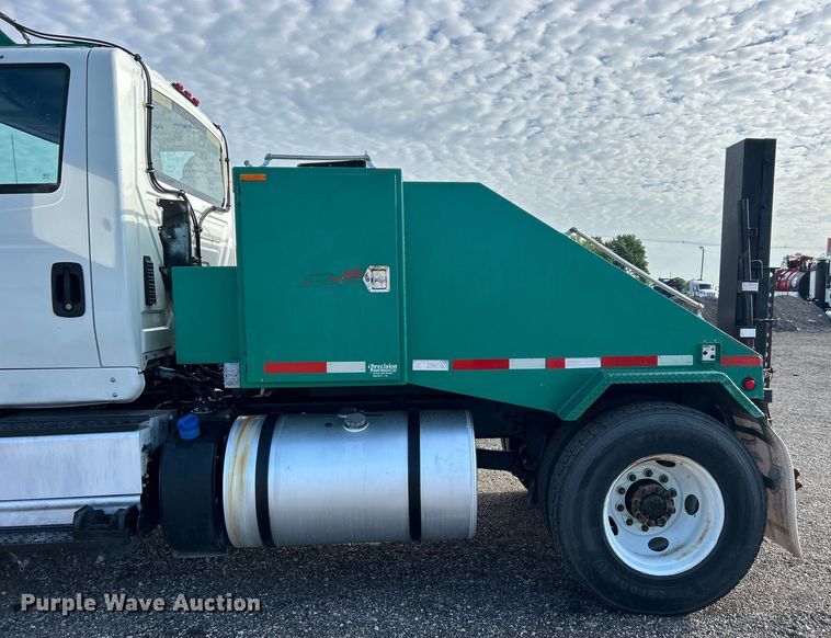 image for item EG0773 2016 International  8600 toter truck