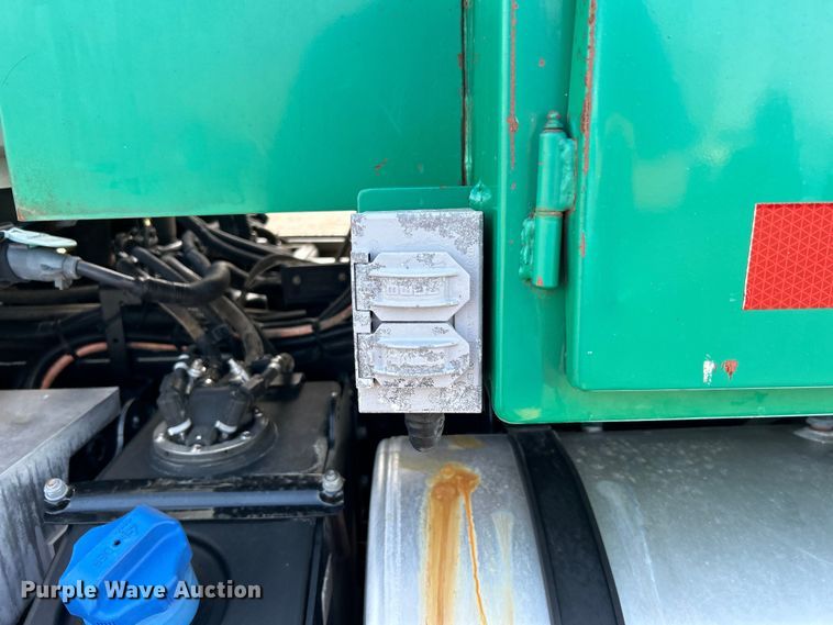 image for item EG0773 2016 International  8600 toter truck