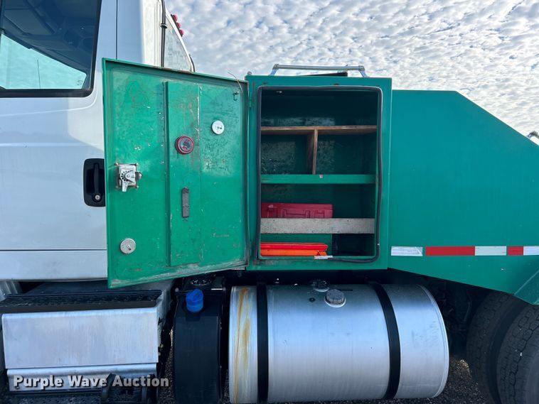 image for item EG0773 2016 International  8600 toter truck