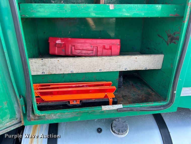 image for item EG0773 2016 International  8600 toter truck