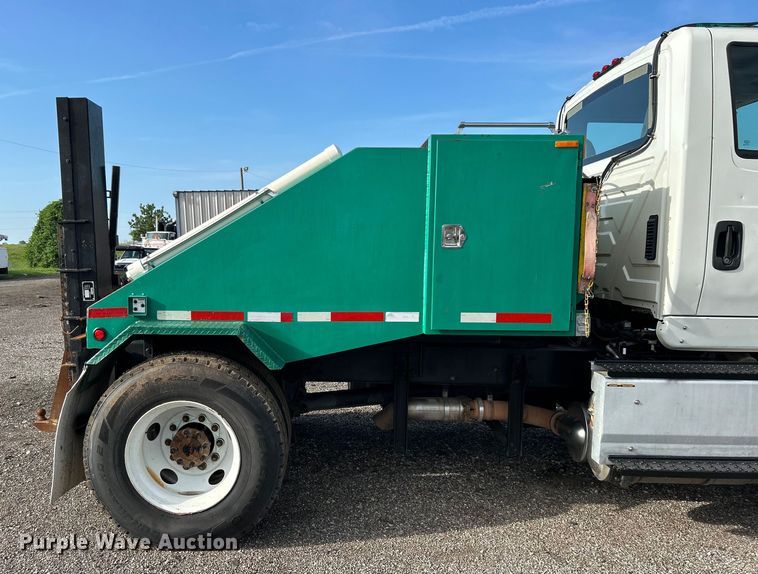 image for item EG0773 2016 International  8600 toter truck