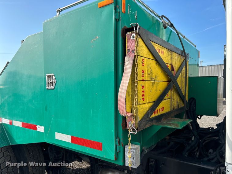 image for item EG0773 2016 International  8600 toter truck