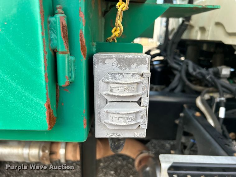 image for item EG0773 2016 International  8600 toter truck