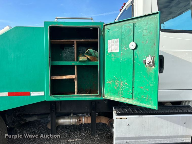 image for item EG0773 2016 International  8600 toter truck