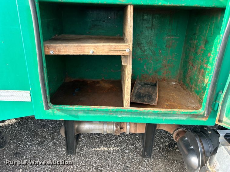 image for item EG0773 2016 International  8600 toter truck