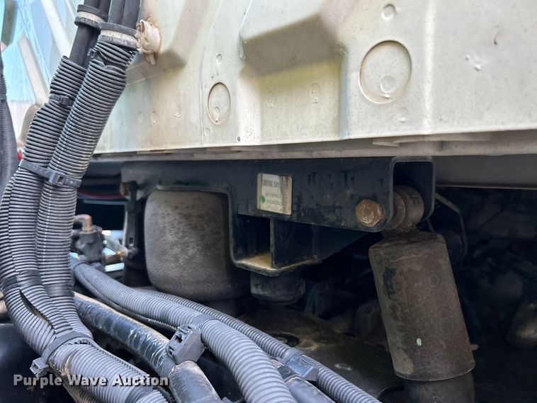 image for item EG0773 2016 International  8600 toter truck