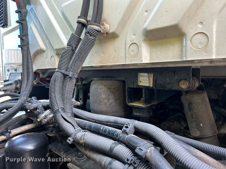 image for item EG0773 2016 International  8600 toter truck