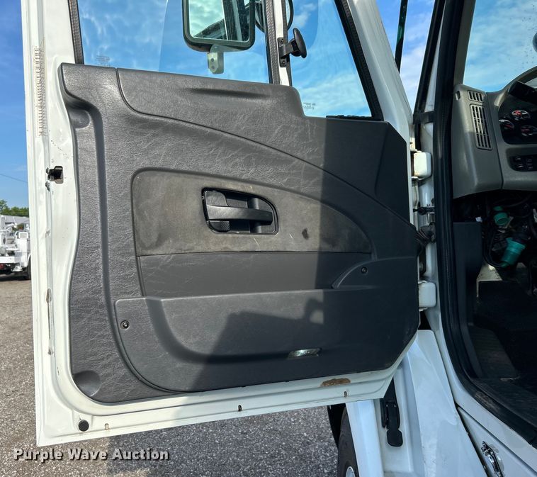 image for item EG0773 2016 International  8600 toter truck