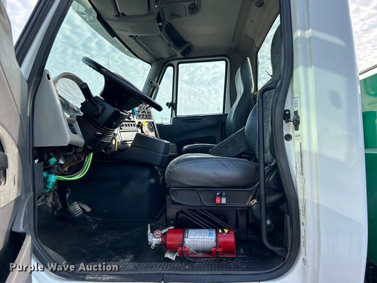 image for item EG0773 2016 International  8600 toter truck