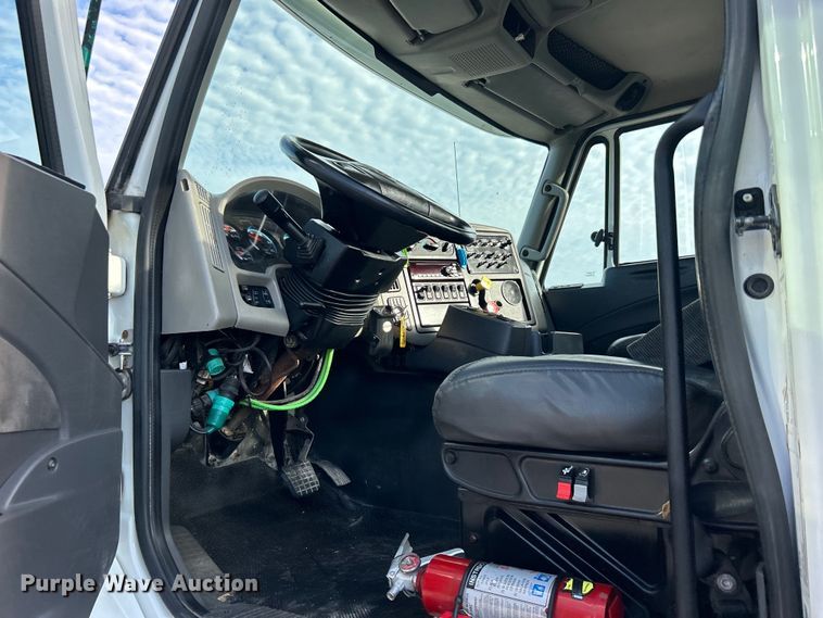 image for item EG0773 2016 International  8600 toter truck