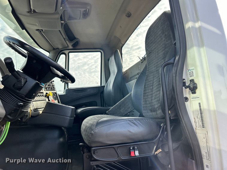 image for item EG0773 2016 International  8600 toter truck