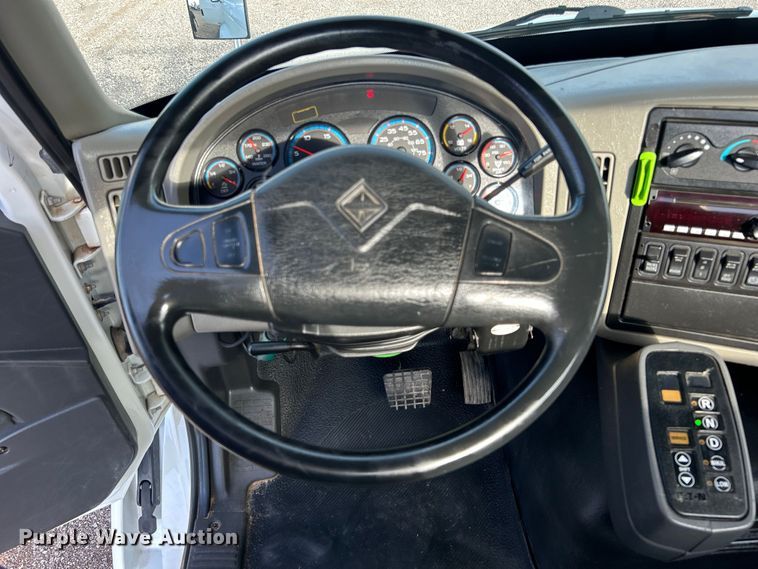 image for item EG0773 2016 International  8600 toter truck