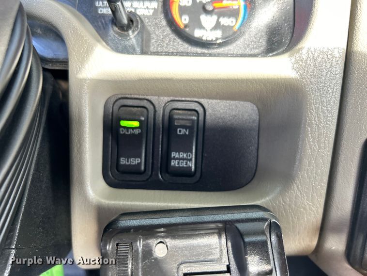 image for item EG0773 2016 International  8600 toter truck