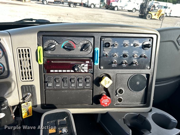 image for item EG0773 2016 International  8600 toter truck