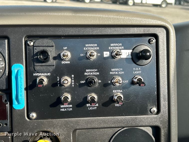 image for item EG0773 2016 International  8600 toter truck