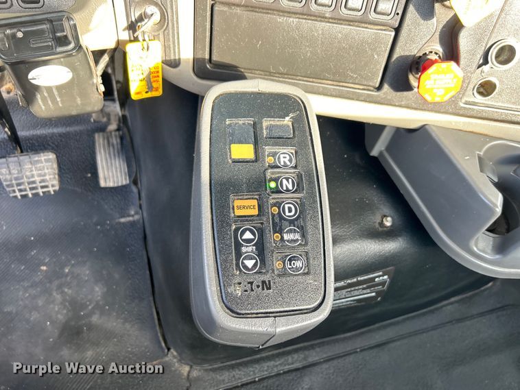 image for item EG0773 2016 International  8600 toter truck