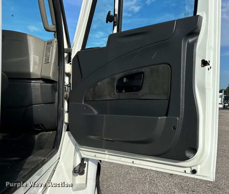 image for item EG0773 2016 International  8600 toter truck