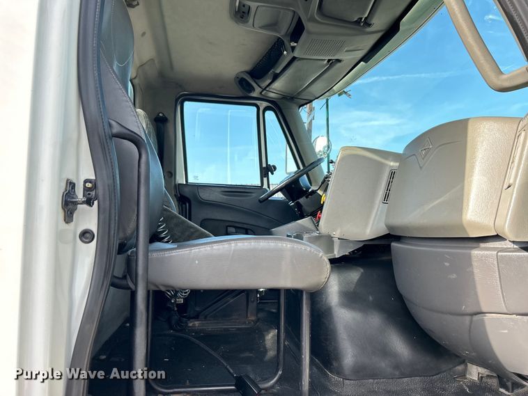 image for item EG0773 2016 International  8600 toter truck