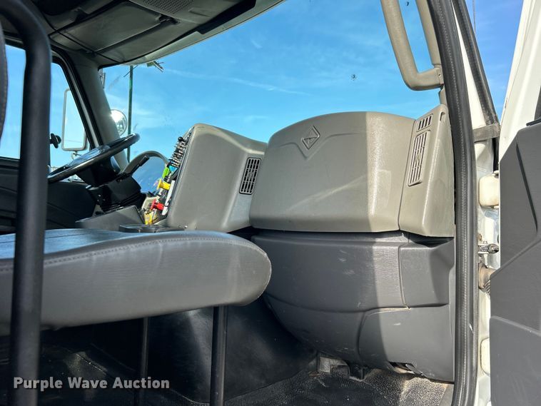 image for item EG0773 2016 International  8600 toter truck