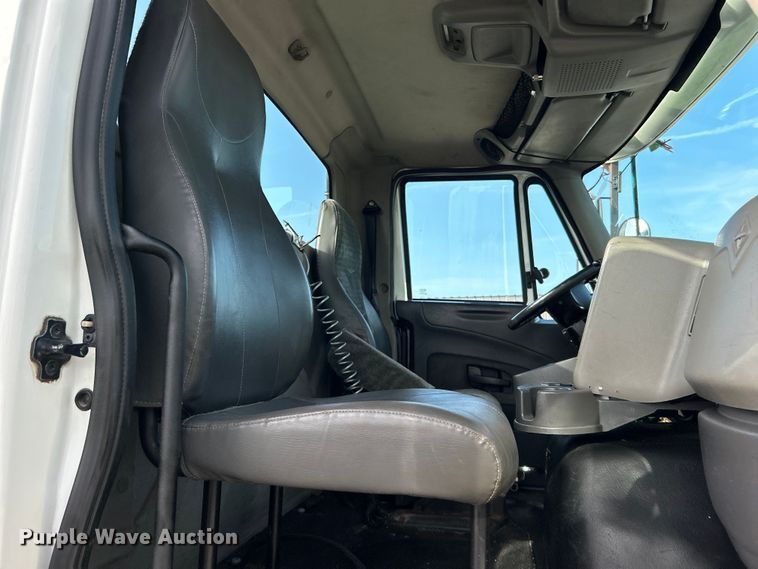 image for item EG0773 2016 International  8600 toter truck