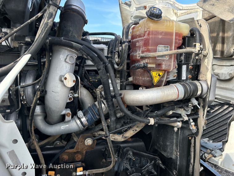 image for item EG0773 2016 International  8600 toter truck