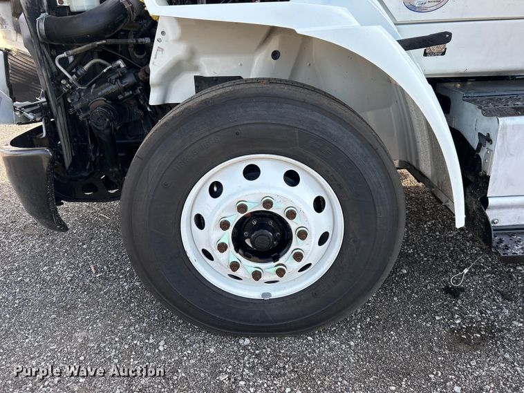 image for item EG0773 2016 International  8600 toter truck