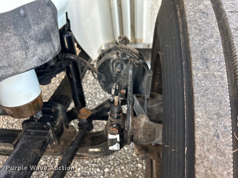 image for item EG0773 2016 International  8600 toter truck